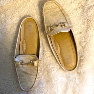 •Like new womens 41 Kozi loafers